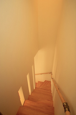 光の差し込む階段