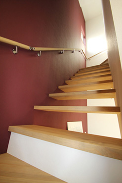 光を導くスケルトン階段