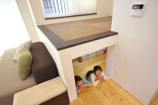 小上がりの畳スペースの下は床下収納兼子どもたちの秘密基地