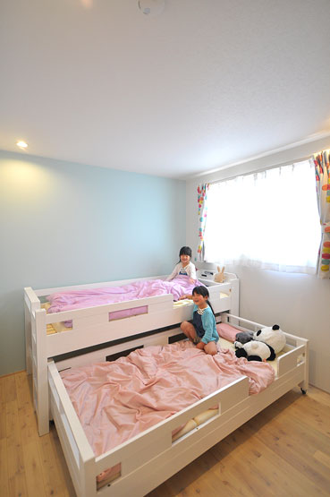 2つある子ども部屋は、現在は寝室と遊び場の用途別に使用