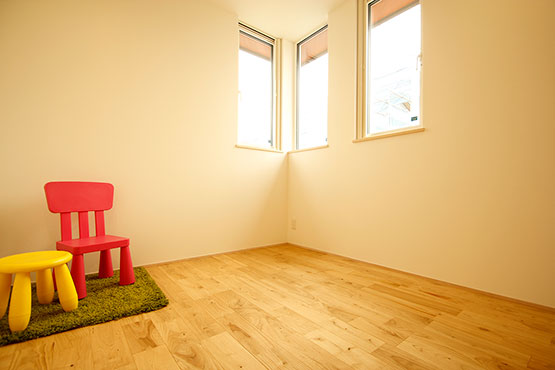 子ども部屋。床はすべて無垢材なので木の温もりを感じられます