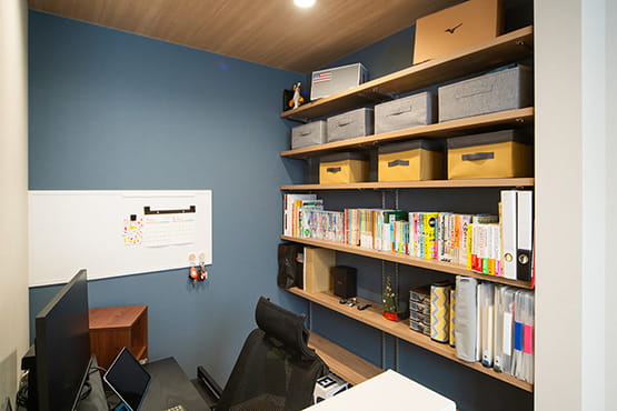 主寝室書斎コーナー